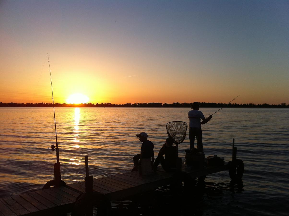 Lake Dalrymple Resort Lagoon City Oda fotoğraf